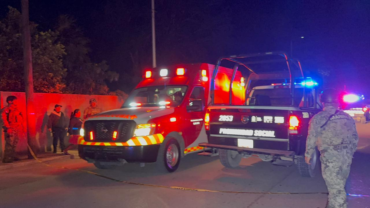 Elementos de la Policía Estatal y paramédicos llegaron al lugar.