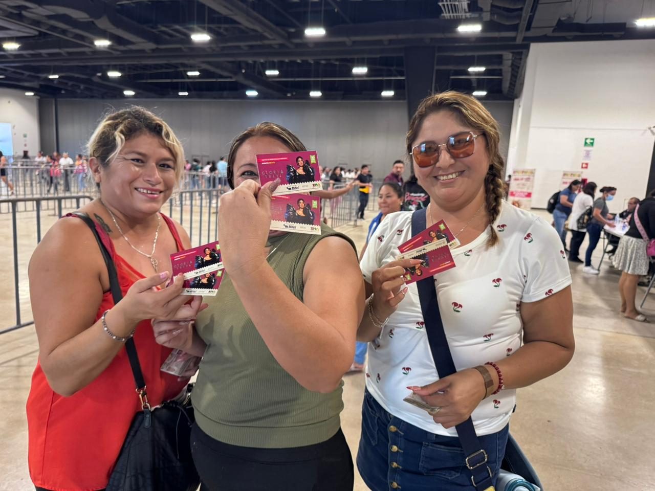 Se entregaron boletos para el concierto de Gloria Trevi en Xmatkuil