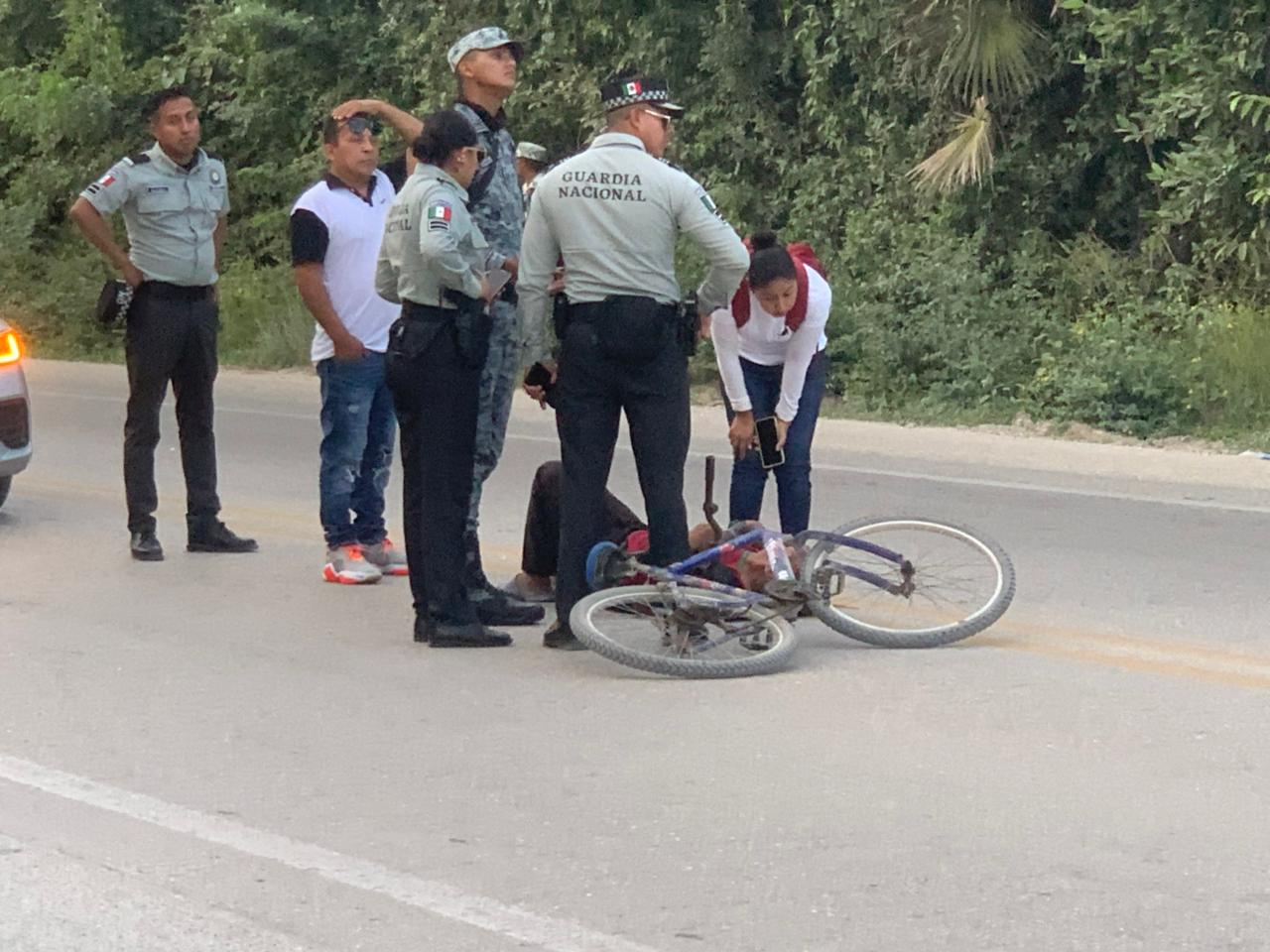 El adulto mayor lesionado quedó tendido sobre la carretera.