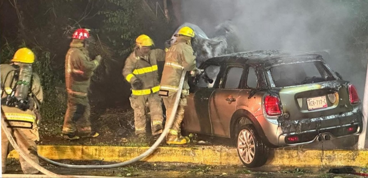 El conductor y ocupantes lograron salir rápidamente del vehículo antes de que fuera envuelto en llamas