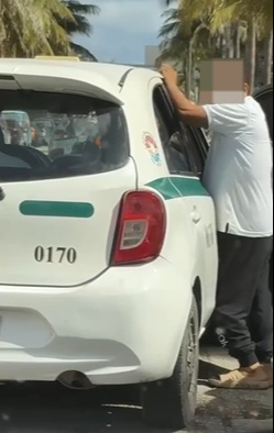 El taxista fue captado por un conductor mientras cometía la falta.
