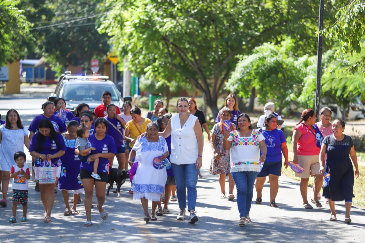 En el evento, las asistentes presentaron un collage que ilustra las actividades productivas