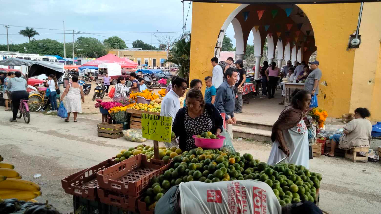 Habitantes de Acanceh compran lo necesario para la comida con la que dirán adiós a las ánimas