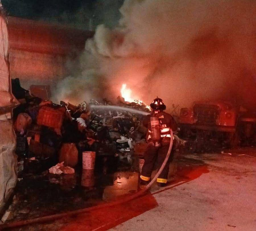 Testigos señalaron que la explosión se escuchó a varias cuadras de distancia antes de ver la columna de humo