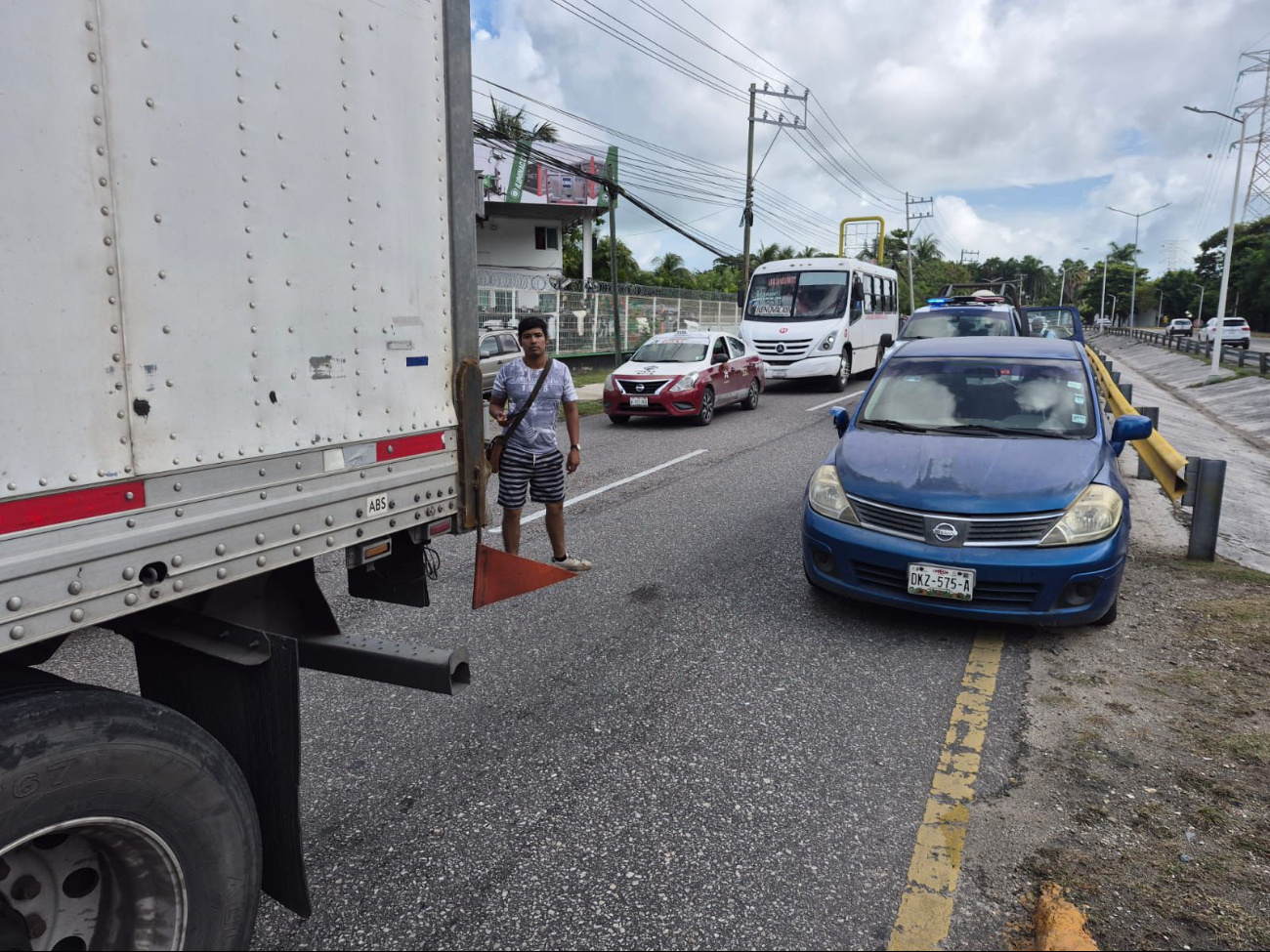 Conductora intenta rebasar y termina chocando contra unidad de carga