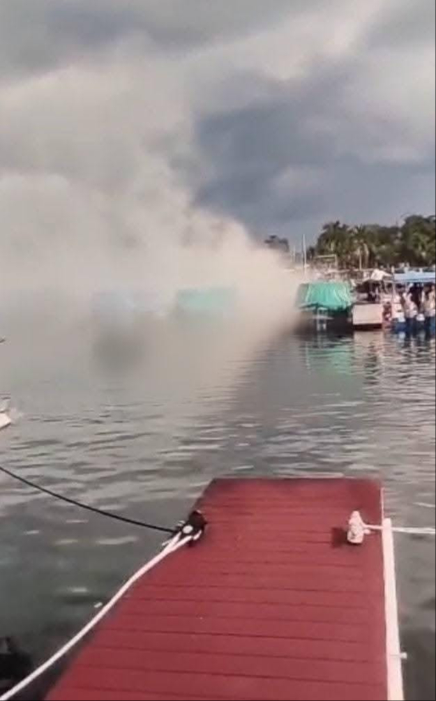 Trabajadores del muelle señalaron que escucharon un fuerte estruendo seguido de humo 