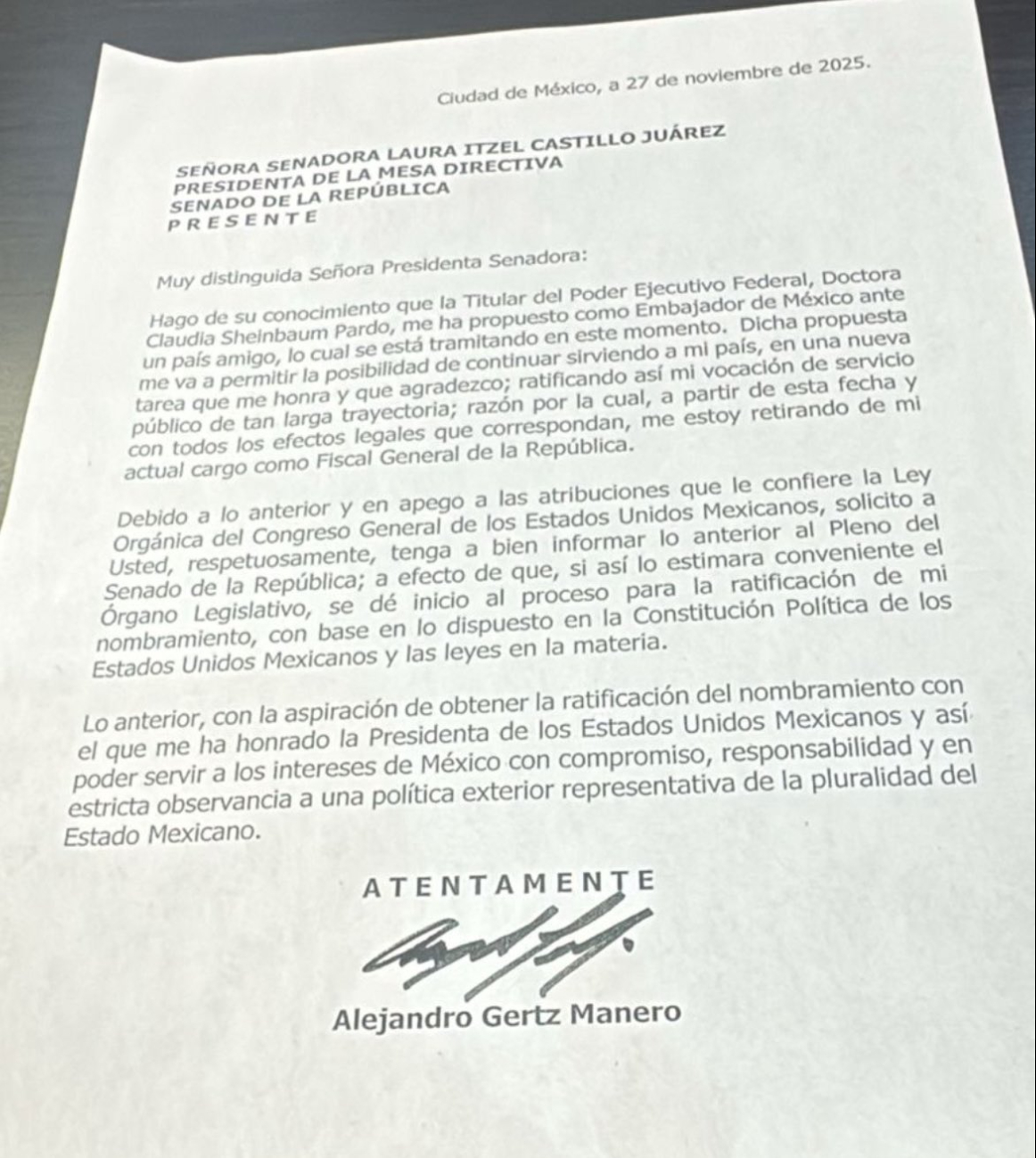 En su carta al Senado informó que Claudia Sheinbaum le ofreció una embajada, propuesta que aceptó.