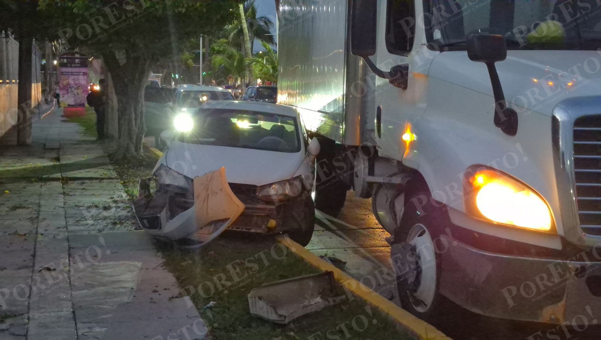 Un choque entre un Seat Ibiza y un camión Thermo King dejó cuantiosos daños materiales en la Periférica Norte.