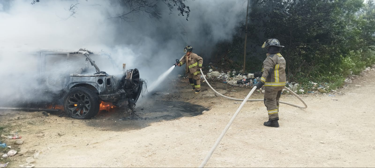 El Cuerpo de Bomberos llegó a controlar el fuego, pero la camioneta ya estaba completamente calcinada