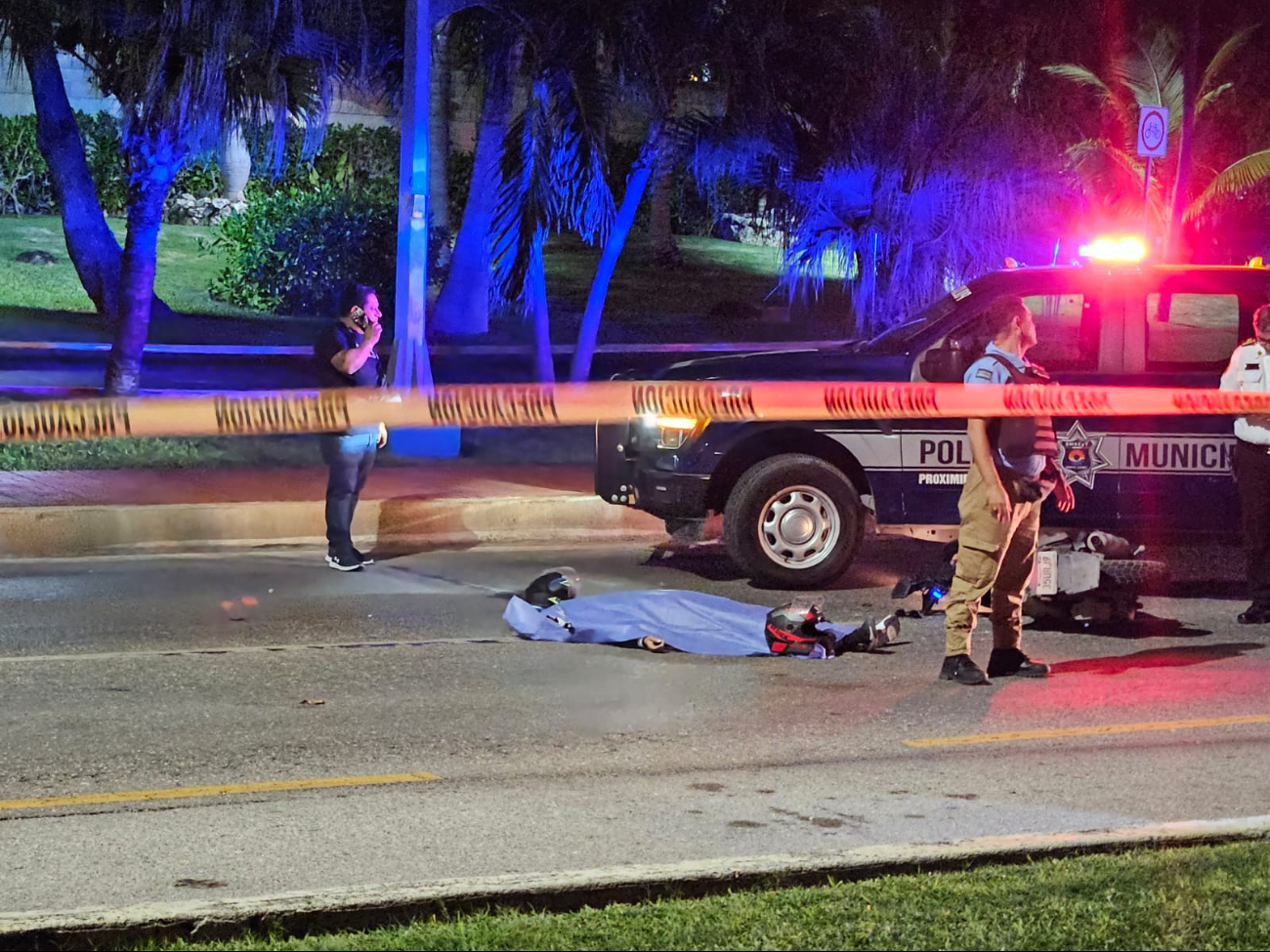 El cuerpo sin vida de la mujer quedó tendido sobre el pavimento.