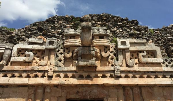 El Palacio se localiza en el extremo Norte y tiene 57 recámaras en dos niveles