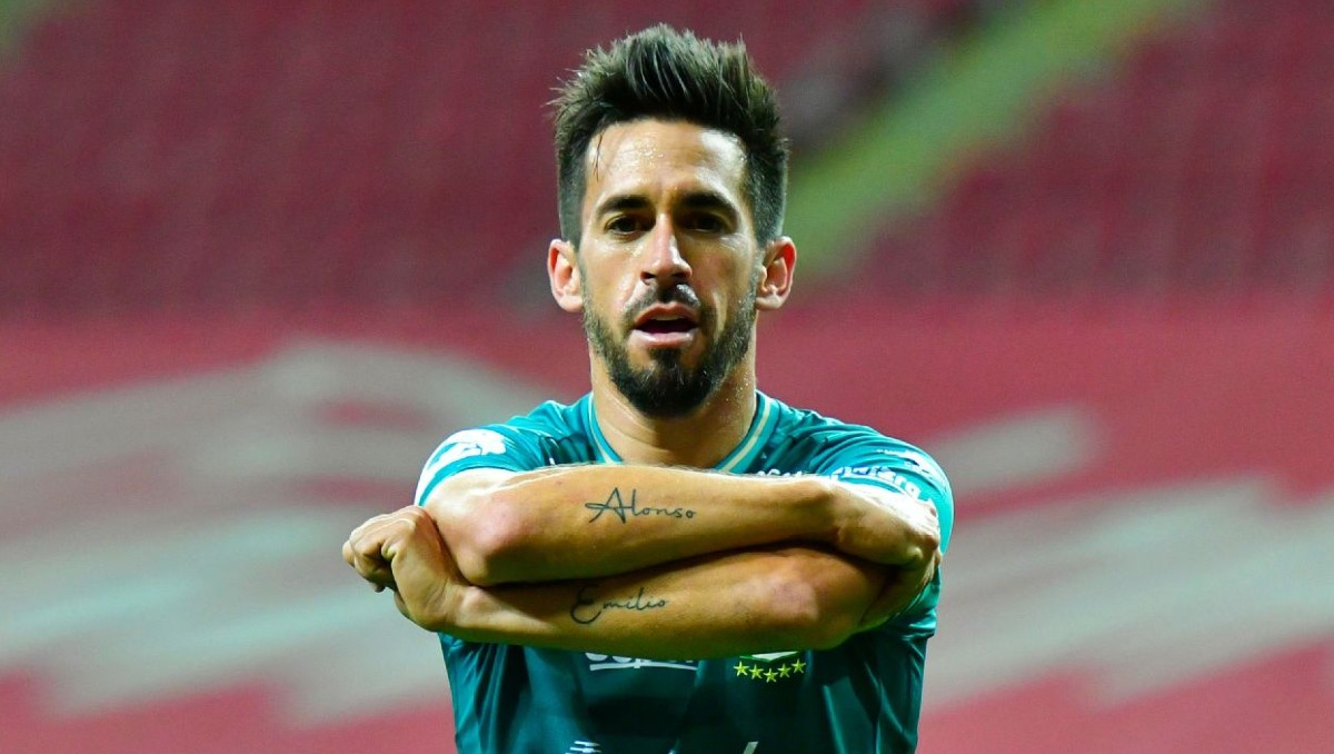 Fernando Navarro, es jugador del León.