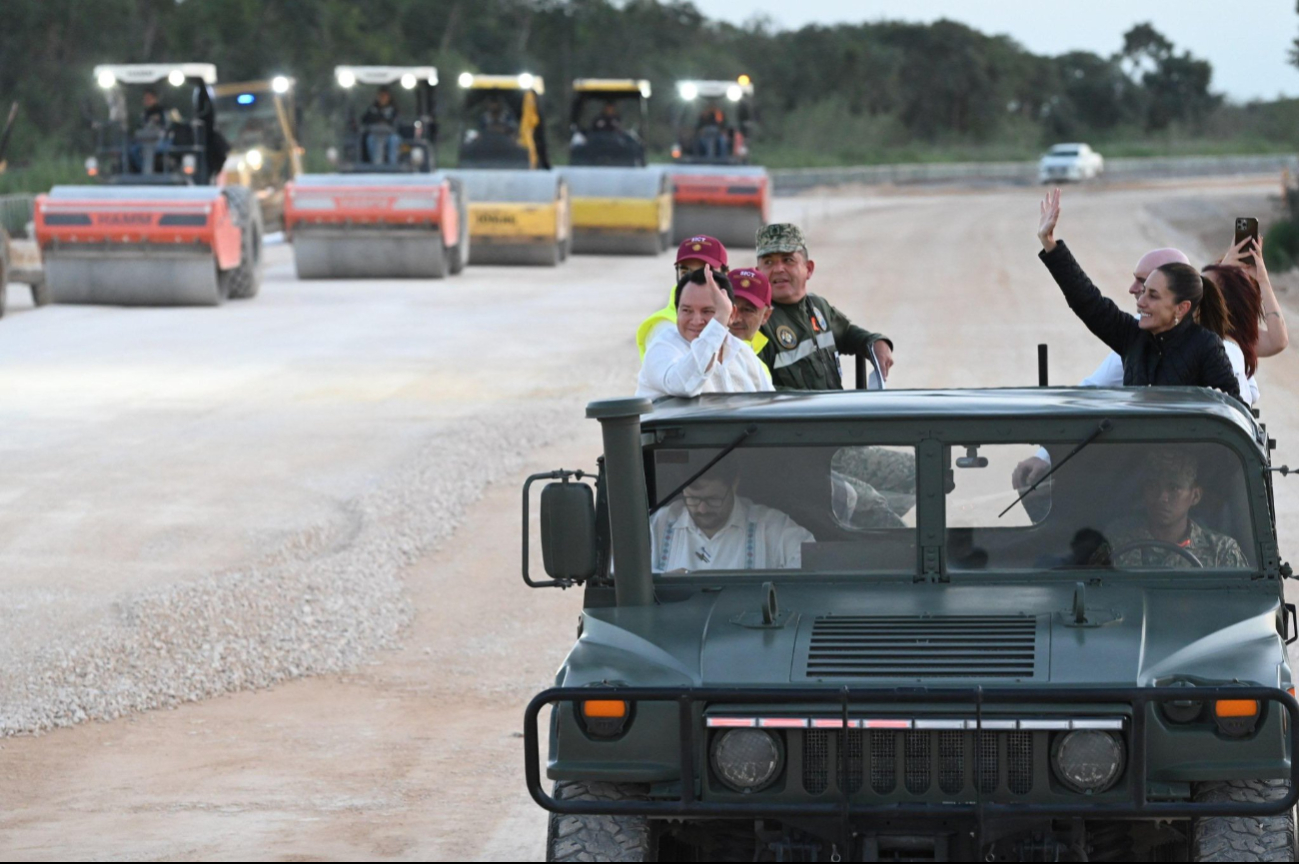 La mandataria supervisó los trabajos del Tren Maya de carga en la entidad.