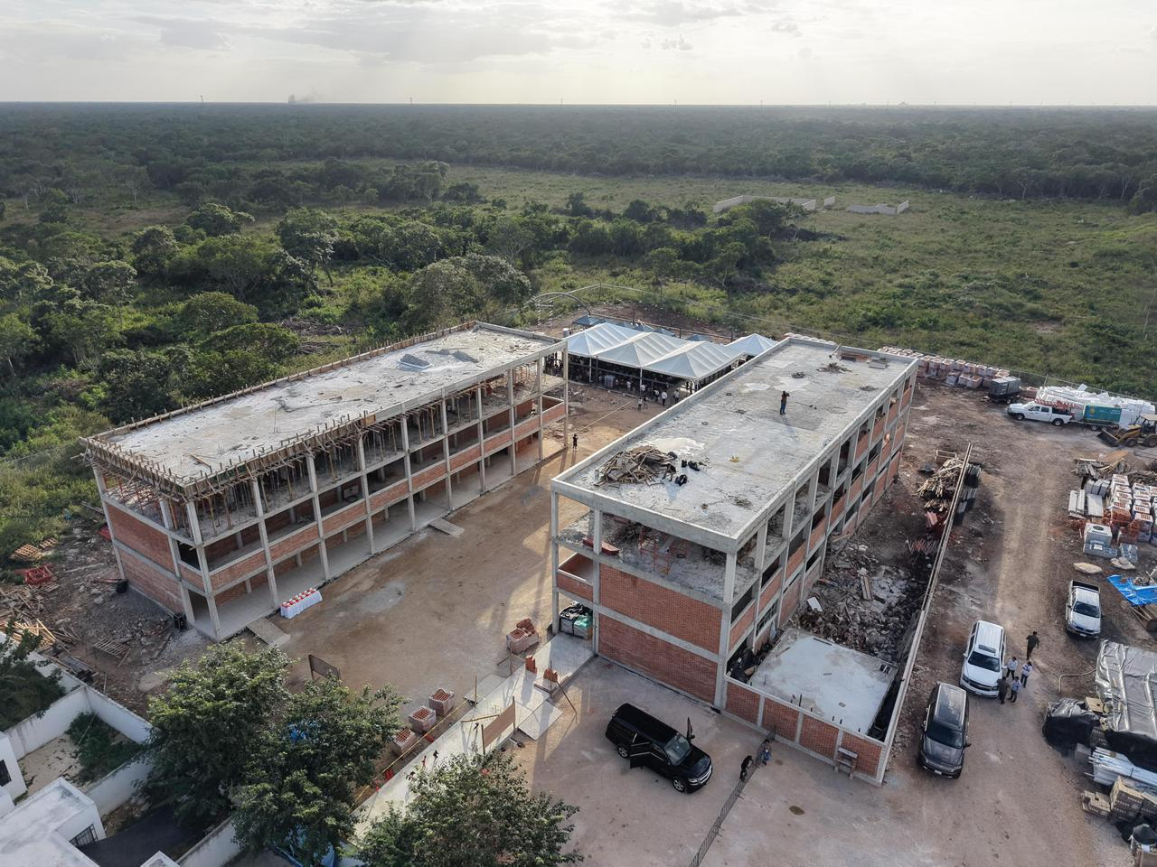 Reafirmó su compromiso de construir más preparatorias cerca de los hogares.