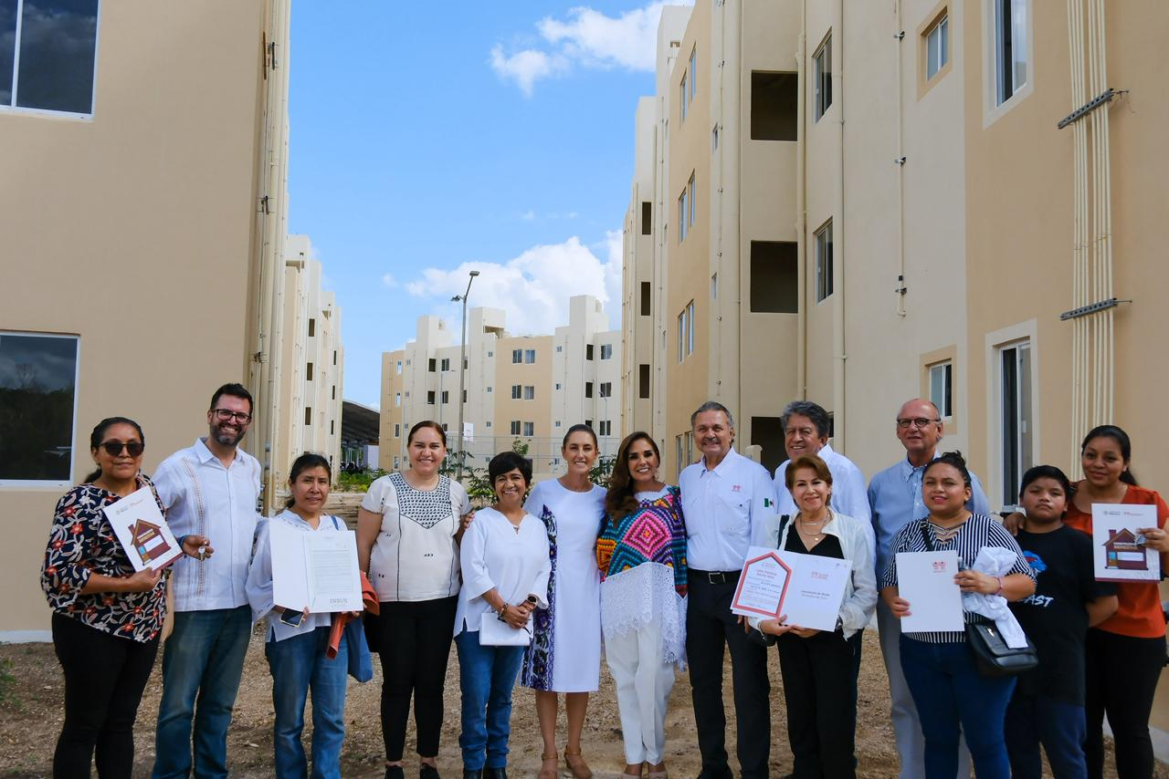 Claudia Sheinbaum y la gobernadora Mara Lezama entregaron las primeras 225 casas del programa Viviendas para el Bienestar en Playa del Carmen.