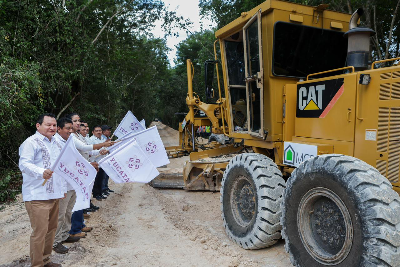 El gobernador Joaquín Díaz Mena dio inicio a la construcción del camino X’tut–Sisbichén.