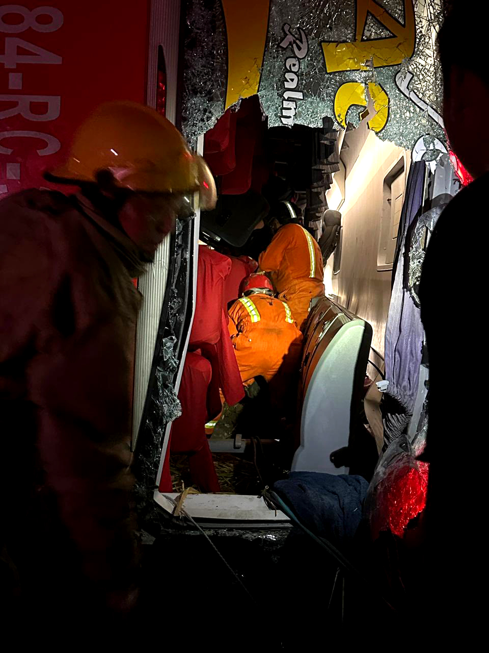 El rescate duró casi cuatro horas debido a la estructura colapsada del autobús.