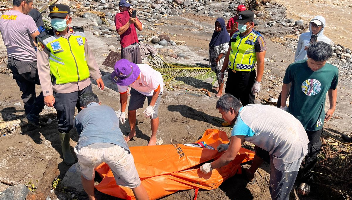 En el distrito de Agam, Sumatra Occidental, casi 80 personas permanecen desaparecidas bajo toneladas de lodo