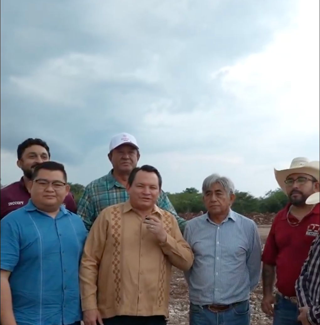 Gobernador Joaquín Díaz Mena supervisa construcción de campo de fútbol en Buctzotz