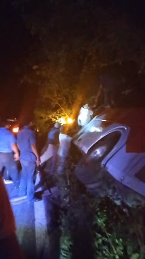 La unidad de transporte terminó con severos daños; los pasajeros fueron rescatados.