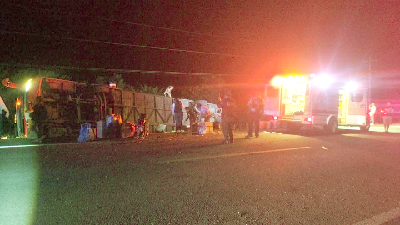 Un autobús de pasajeros volcó al ingresar a Nachicocom, en la zona de Chetumal.