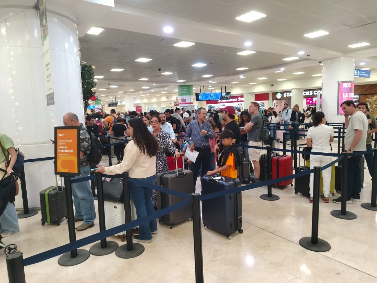 Una actualización urgente de software provocó cancelaciones y demoras en vuelos en Cancún