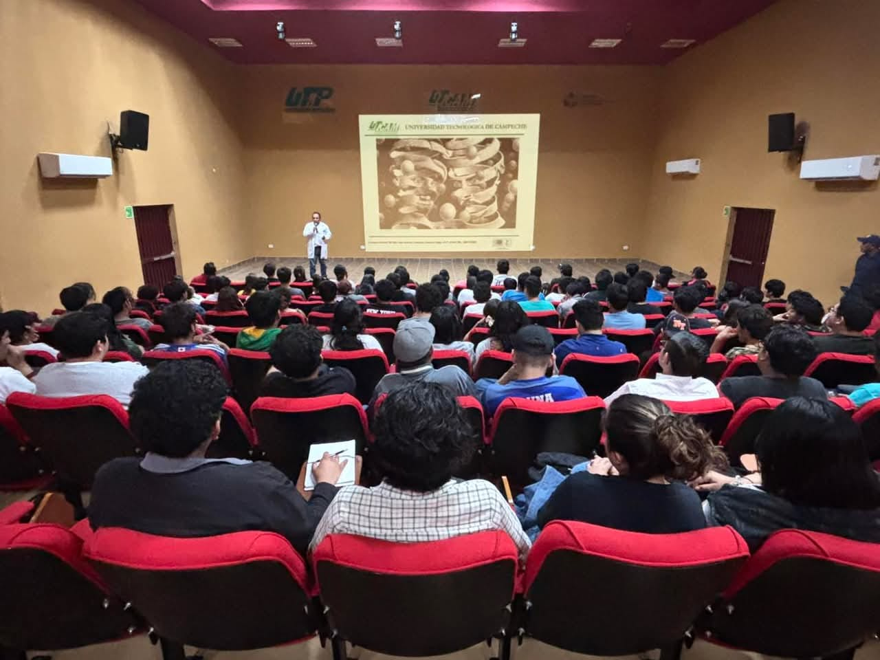 A pesar de ello, mantiene más de mil 200 trabajadores y 1,800 alumnos activos.