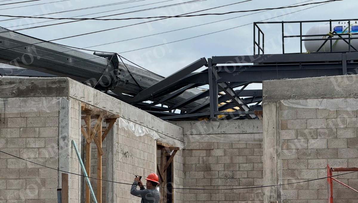 El accidente ocurrió durante maniobras para levantar un generador industrial.