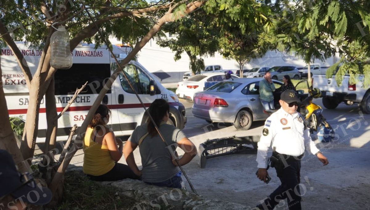 Paramédicos atendieron a la lesionada en el lugar y recomendaron radiografía.
