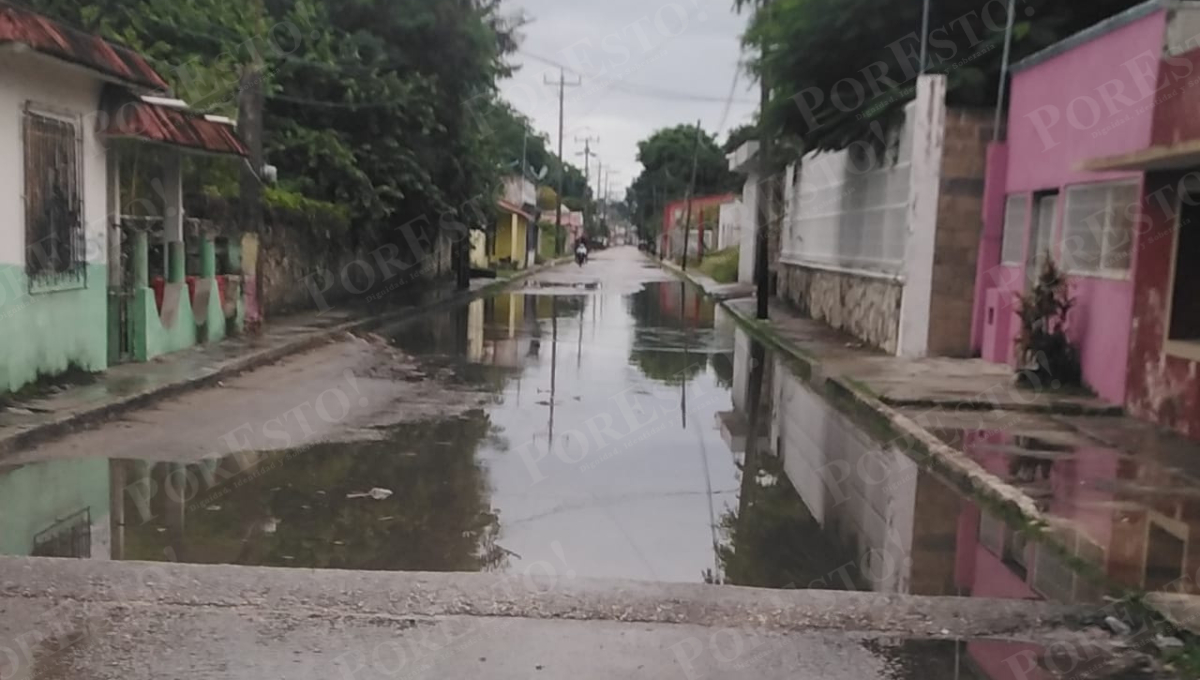 Sabancuy amaneció con lluvias este lunes y varias calles quedaron encharcadas.