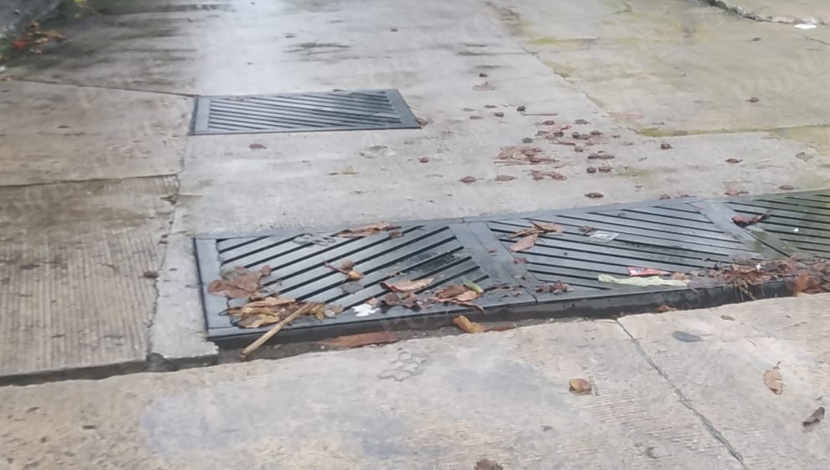 Vecinos piden a las autoridades limpiar los drenajes para evitar que el agua se estanque.