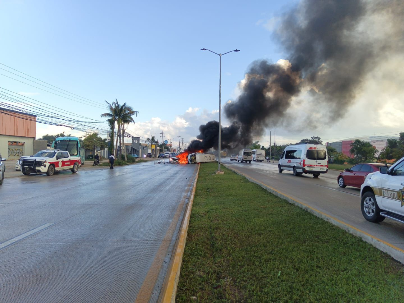 Algunos intentaron contener las llamas con extinguidores para evitar una mayor tragedia