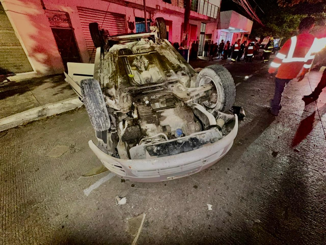 El conductor se subió sobre el camellón central y terminó estrellado contra un árbol antes de volcar
