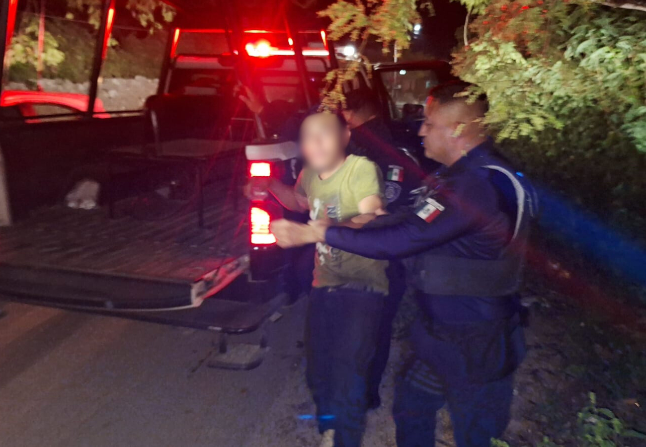 El sujeto, conocido en la zona, fue asegurado por la policía para su resguardo