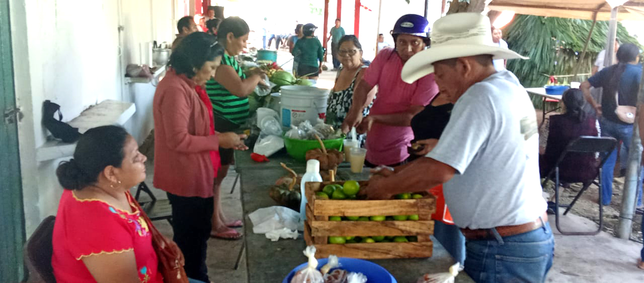 En los mercaditos comunitarios la venta es directa; beneficia a agricultores y clientes