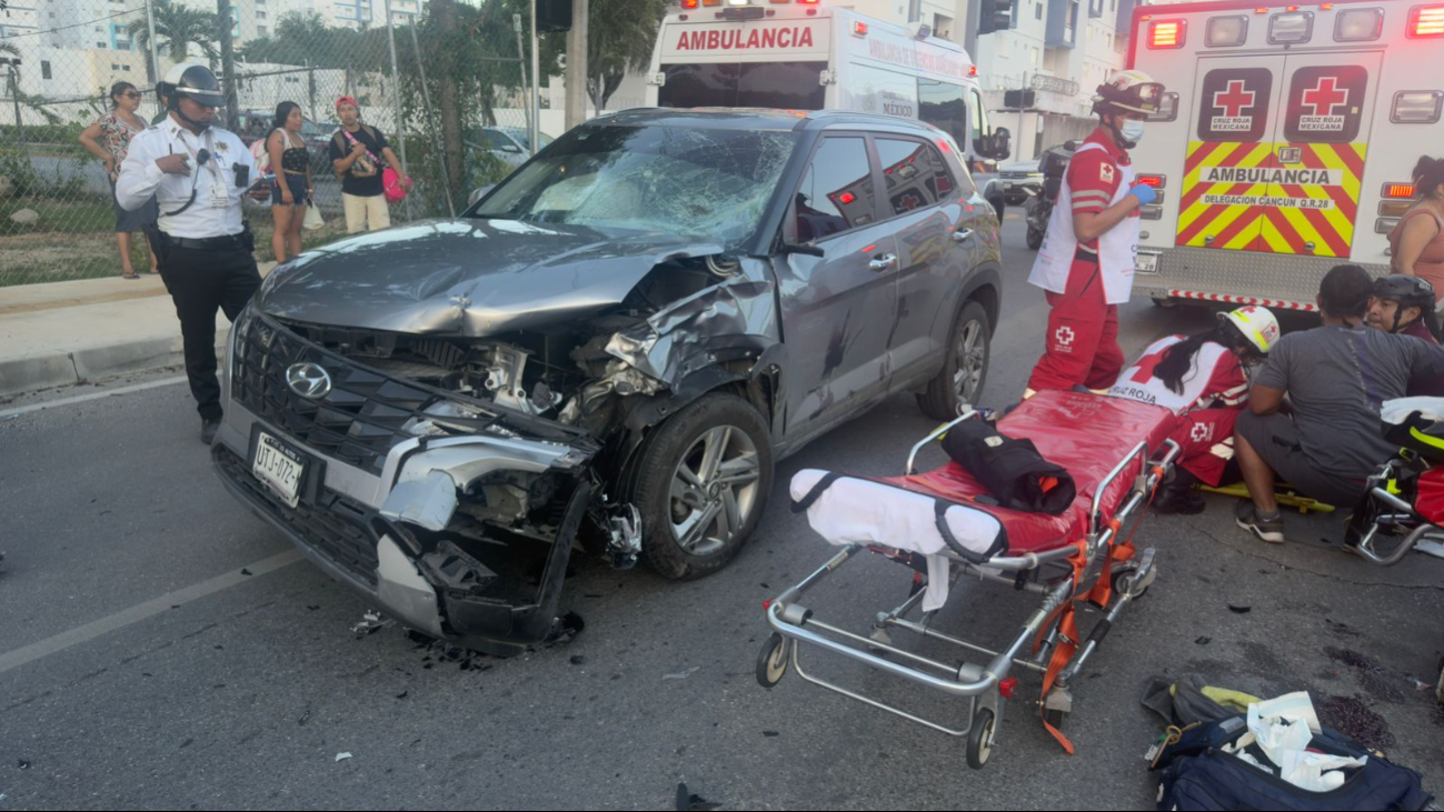 La camioneta terminó con severos daños en el frente; paramédicos atendieron a los motociclistas.