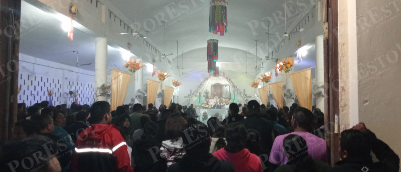 Más de mil católicos participaron pese al clima de la mañana