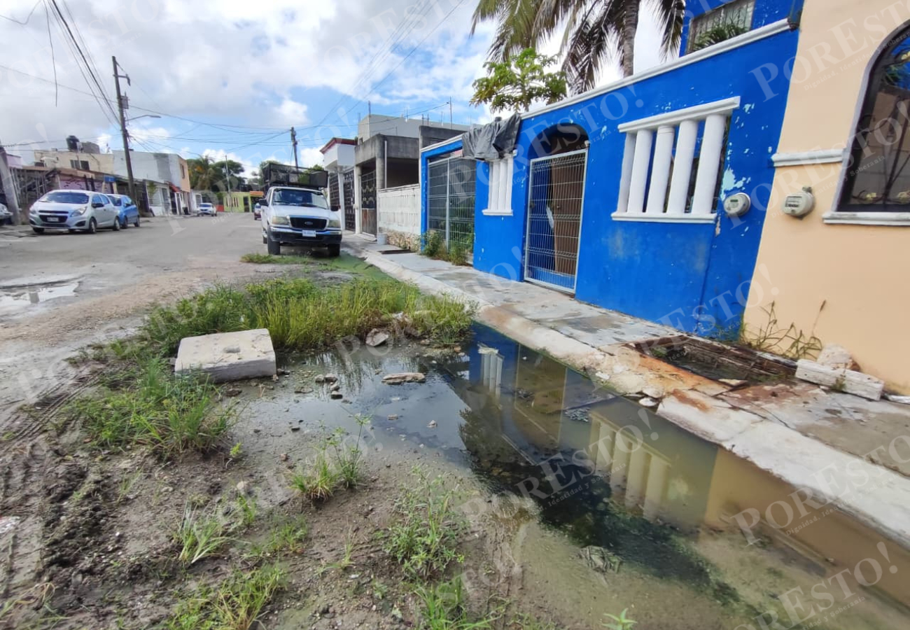 Vecinos exhiben cómo rebosa la suciedad pese a haber contratado maquinaria para drenar por su cuenta