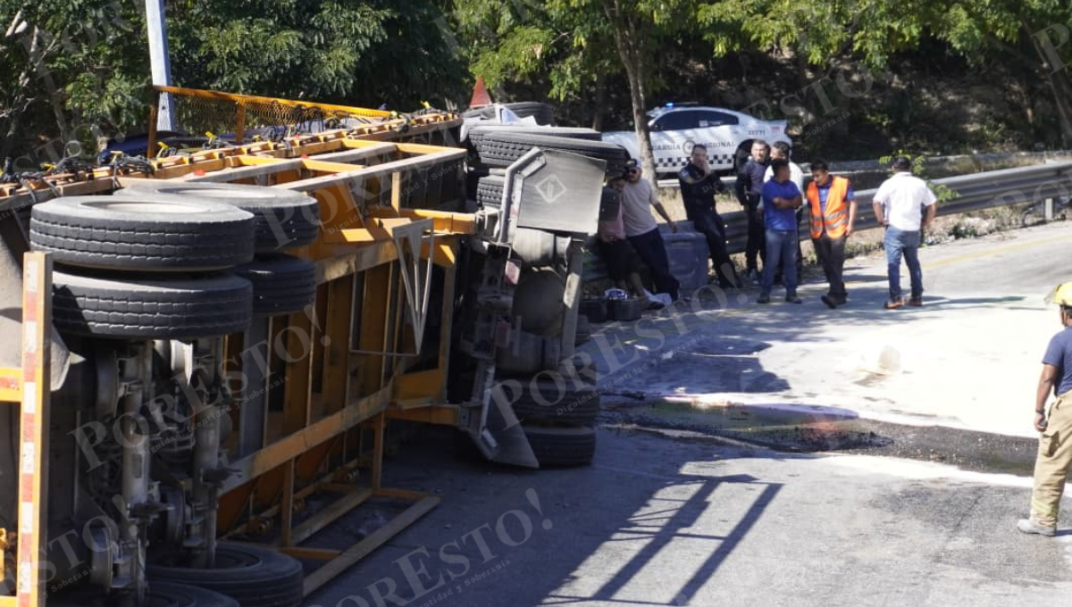 Autoridades acordonaron la zona para evitar un incendio o nuevos accidentes.