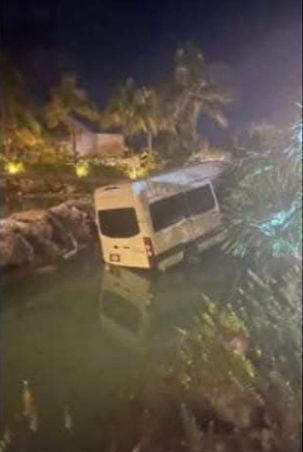 Camioneta termina casi “bajo el agua" tras caer en la caleta de un hotel en Playa del Carmen