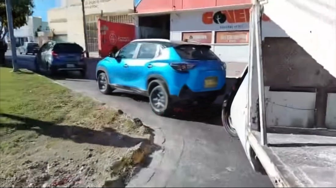 Frenazo repentino desata carambola entre tres autos en la Héroe de Nacozari