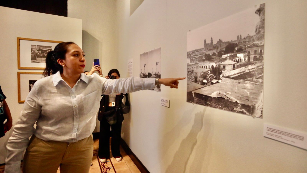 Las autoridades realizaron el corte de listón y los asistentes recorrieron la exposición acompañados de la coordinadora de la fototeca
