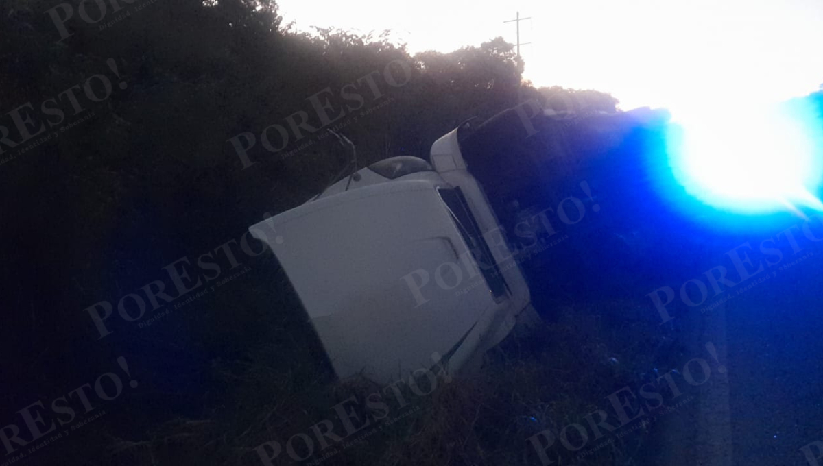 Testigos señalaron que el conductor posiblemente dormitó o se orilló demasiado, lo que provocó la volcadura.