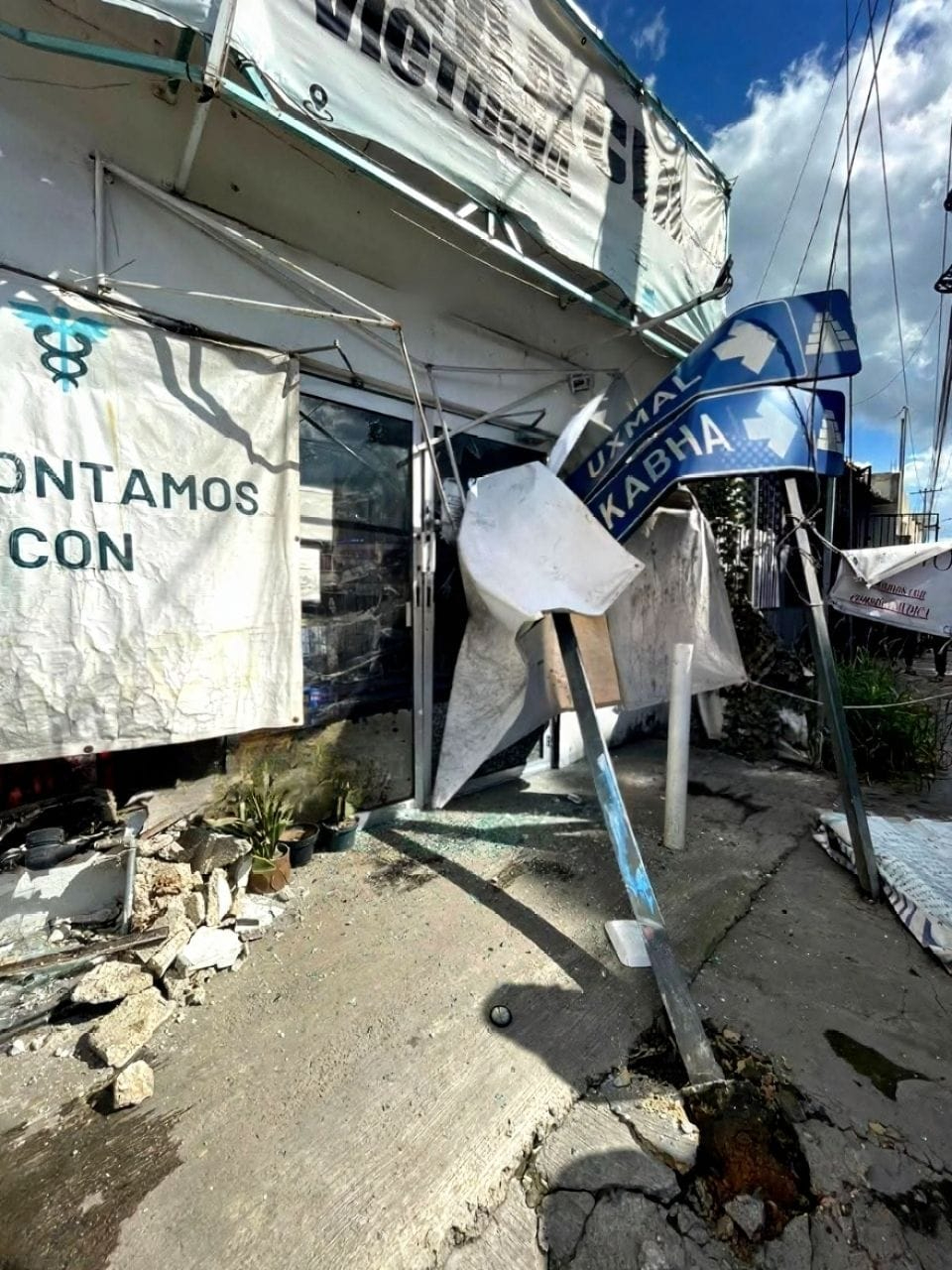 A su paso, una unidad del Va y Ven impactó un coche, derribó señales y terminó contra una farmacia