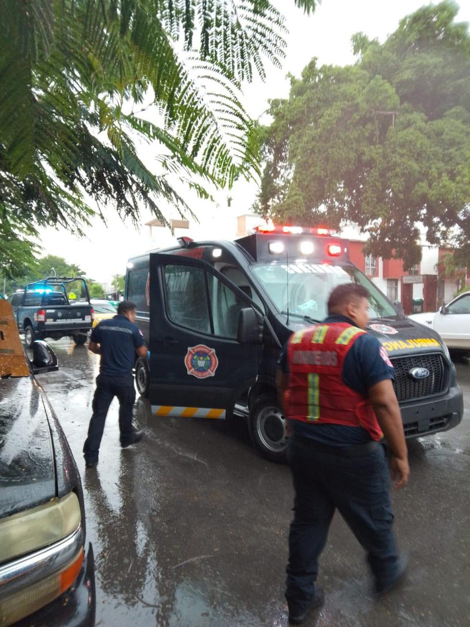 Cuerpos de emergencia llegaron al lugar para atender a la víctima.
