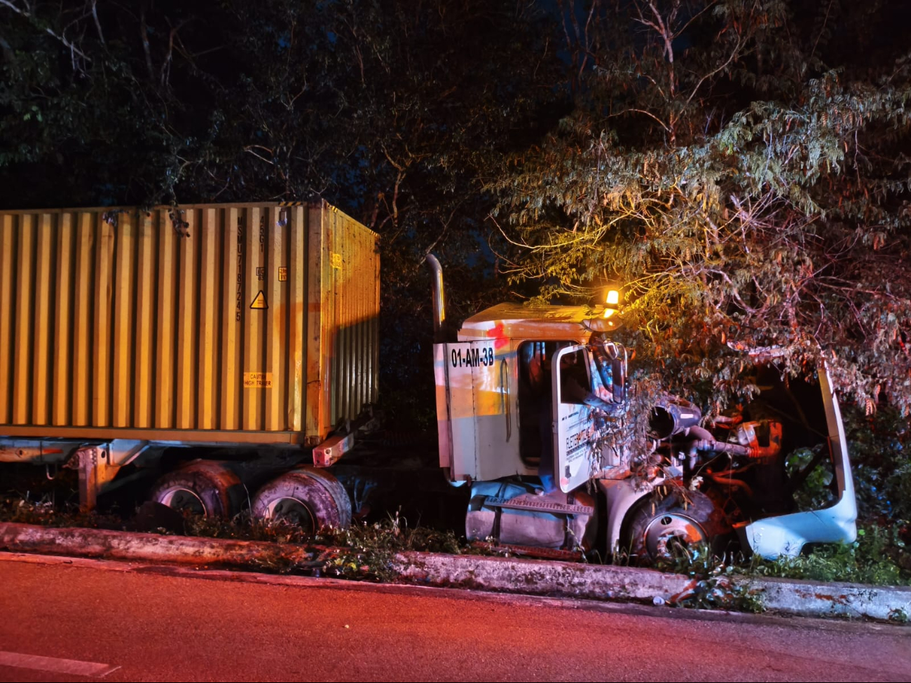 El trailero perdió la vida dentro de la cabina en su unidad