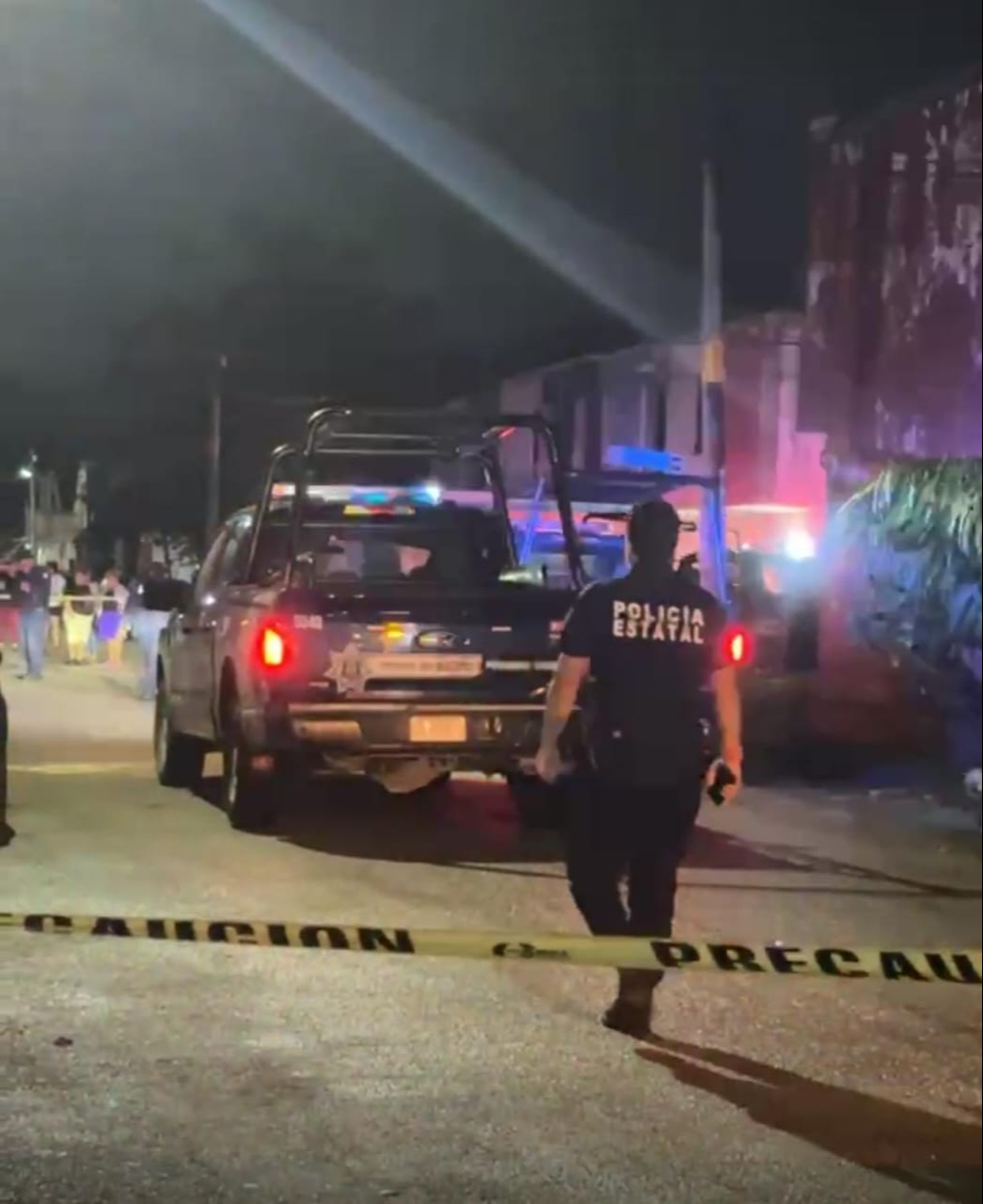 Elementos policiacos llegaron al lugar y resguardaron la zona.