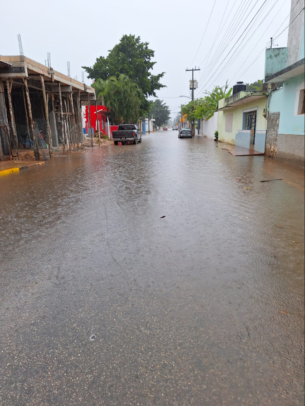 La intensa lluvia provocó algunas inundaciones en diferentes calles.