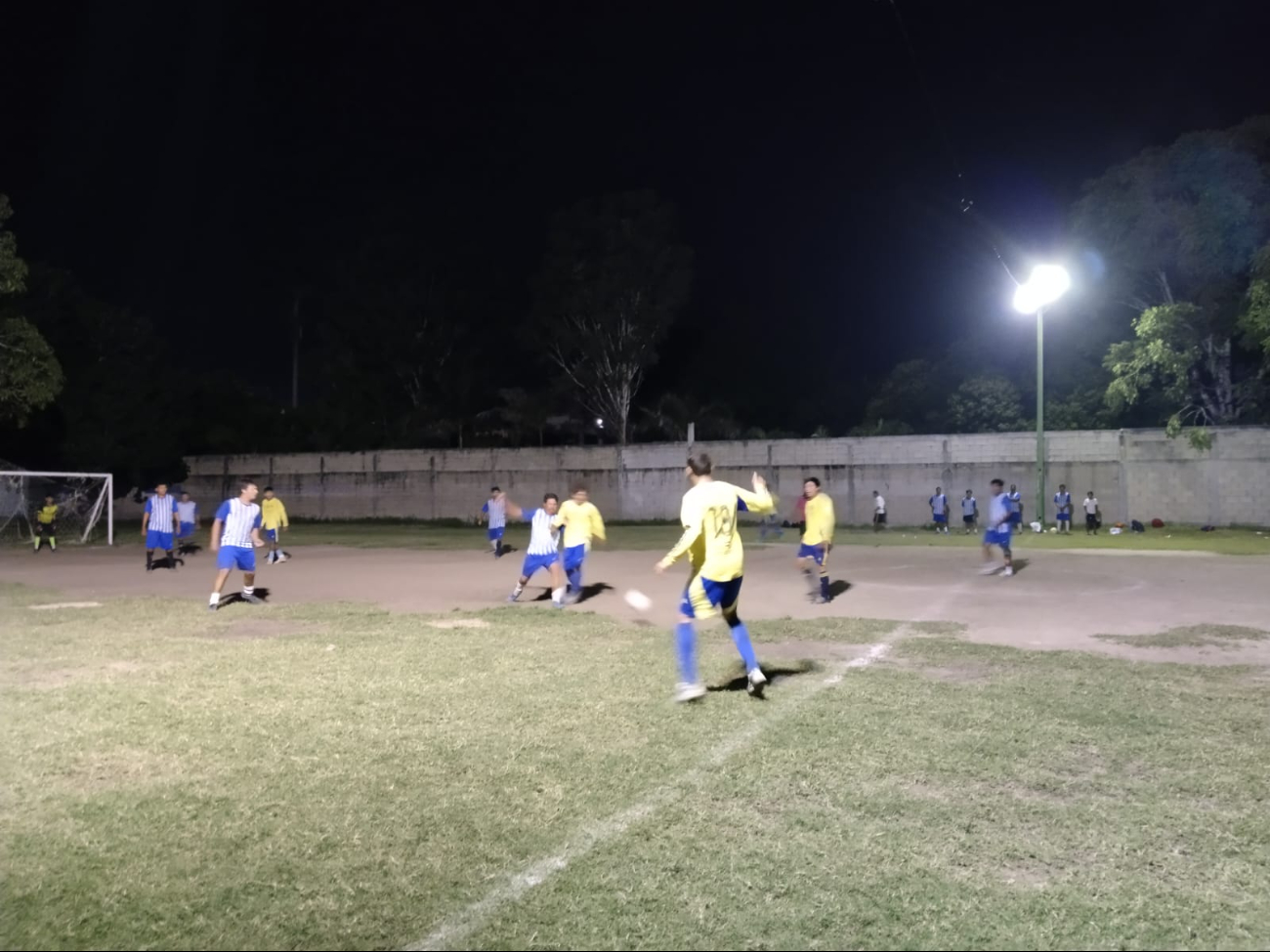 Los equipos se entregaron en la cancha y el público lo reconoció.
