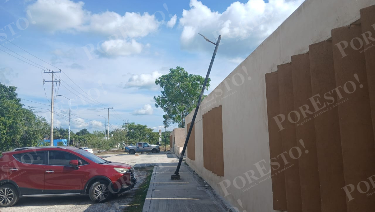 Poste a punto de caer genera peligro en Escárcega; vecinos exigen acción de Protección Civil